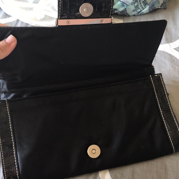 Fancy and stylish Guess clutch! - Picture 8 of 8